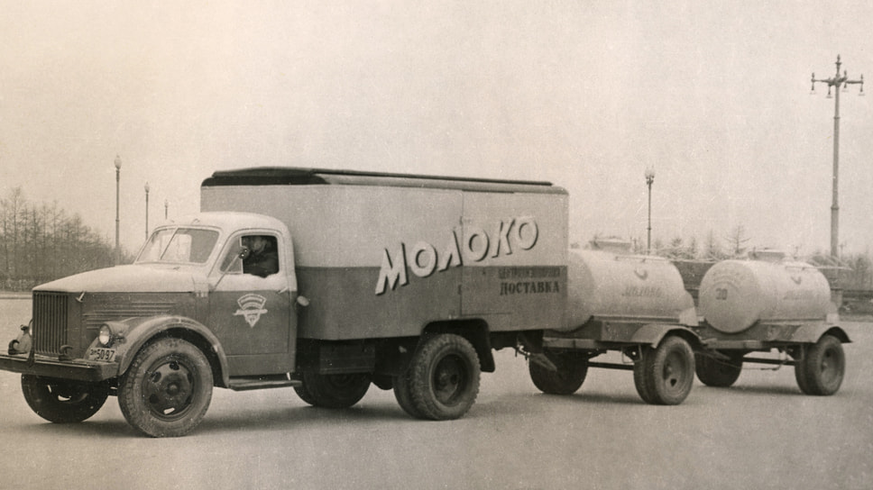 Автопоезд для тарной и бестарной перевозки молока одновременно. В кузове на шасси грузовика ГАЗ-51А — ящики с бутылками, а на прицепе — две бочки для продажи молока в розлив. Очевидно, что сначала грузовик оставлял на торговых точках прицепы, а затем развозил ящики по магазинам
