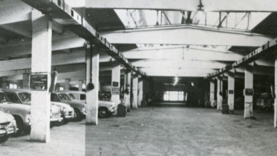 Крытая стоянка машин на автобазе № 17. Слева видны чехословацкие фургоны Skoda-1201, поставлявшиеся в СССР в рамках экономического сотрудничества с братскими социалистическими странами