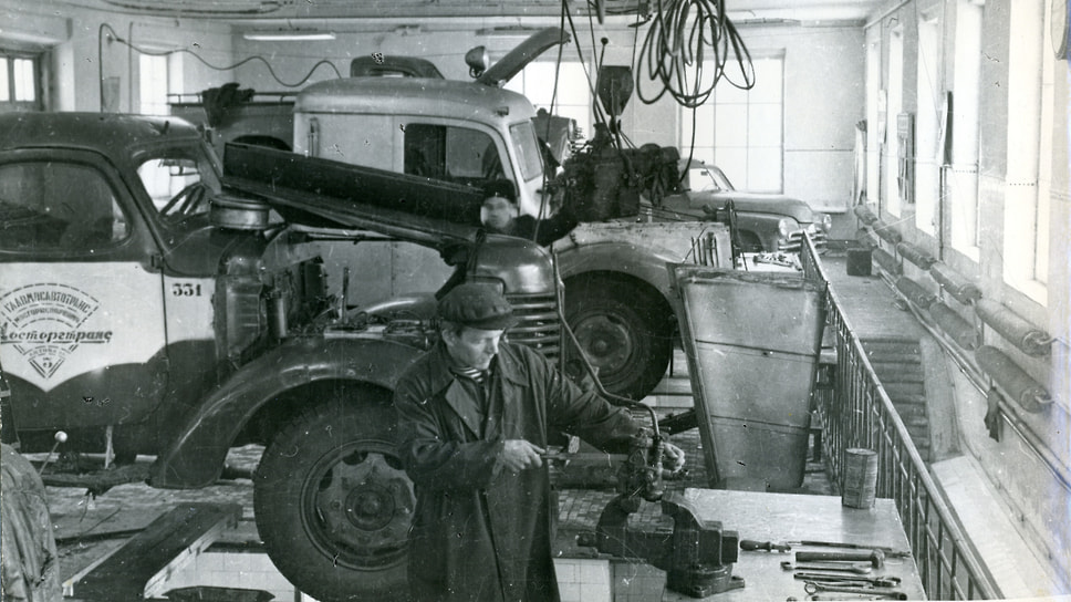 Мастерские автобазы № 3. На заднем плане видны пикапы кустарного производства на базе «Победы» — такие делались силами самой автобазы. На переднем плане — грузовик ЗИС-150