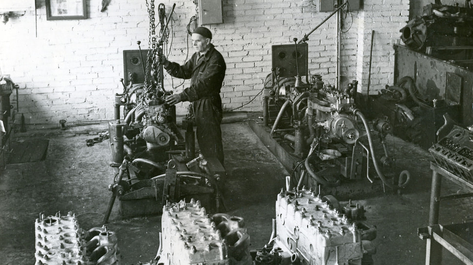 Капитальный ремонт двигателей делали на самих автобазах — настолько часто его приходилось производить. Пробег ГАЗ-51 до «капиталки» составлял всего 100 000 км. На фото – испытательный стенд на автобазе № 1