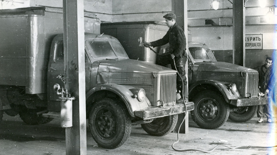 Малярный цех автобазы № 5. Автомобили эксплуатировались каждый день и хранились под открытым небом, поэтому покраска также была частой процедурой. На снимке — фургоны на базе ГАЗ-51А с цельнометаллической кабиной, которым в 1964 году было максимум семь лет