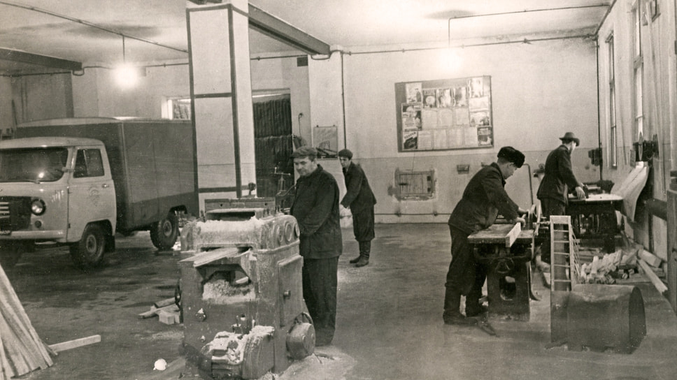 Многие специализированные кузова для перевозки хлеба, одежды, молока и прочего разрабатывались и строились на самих автобазах, где были оборудованы специальные цеха. Как правило, кузова для фургонов собирались на каркасе из дерева и обшивались стальными листами. На фото — деревообделочный цех автобазы № 17. Слева виден фургон на базе УАЗа, очевидно, построенный здесь же