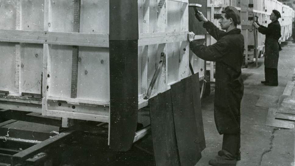 Поточный процесс постройки фургонов. Фотограф запечатлел процесс обшивки деревянного каркаса стальными листами