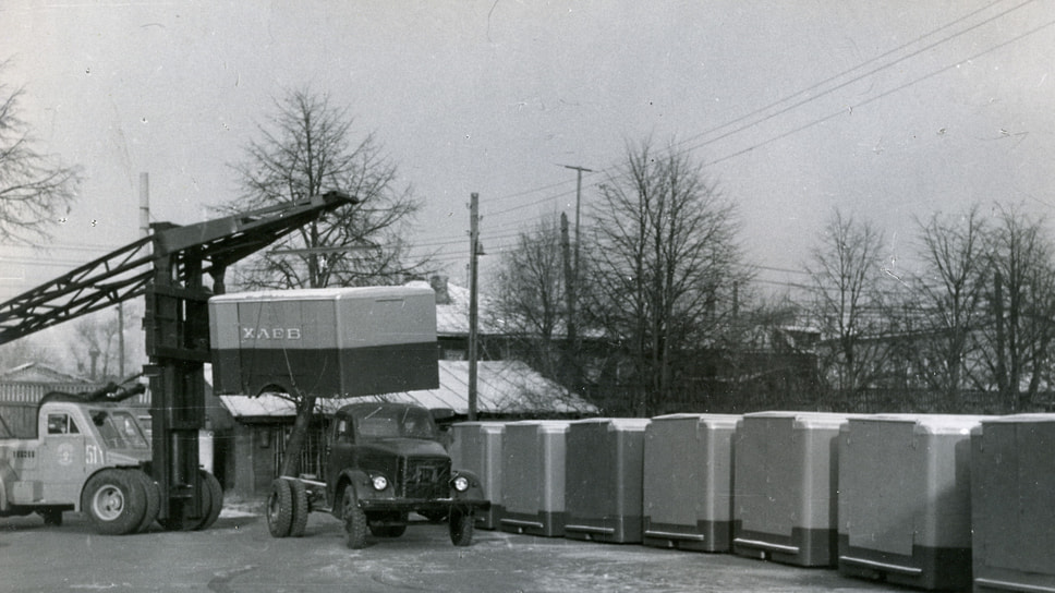 Производство фургонов было серийным, но не обходилось без «кустарных» решений, вроде установки кузова на шасси грузовика при помощи автопогрузчика