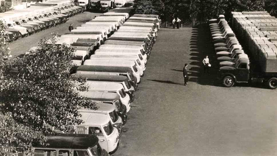 Открытая стоянка машин на автобазе № 3. Слева — фургоны ГАЗ-51 и УАЗ-450, справа — седельные тягачи ГАЗ-51П с полуприцепами. Окраска автомобилей преобладала двухцветная