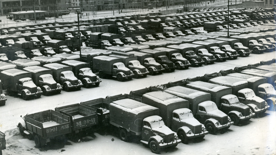 Автобаза № 17. На открытой стоянке видны припорошенные снежком фургоны ГАЗ-51