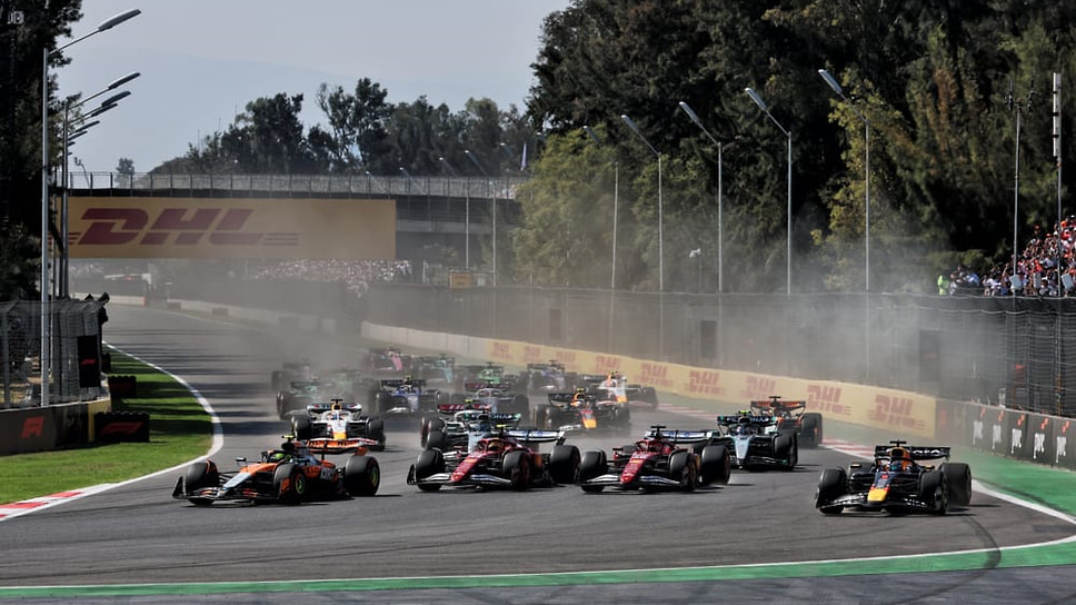 Гонщики в первом после старта повороте