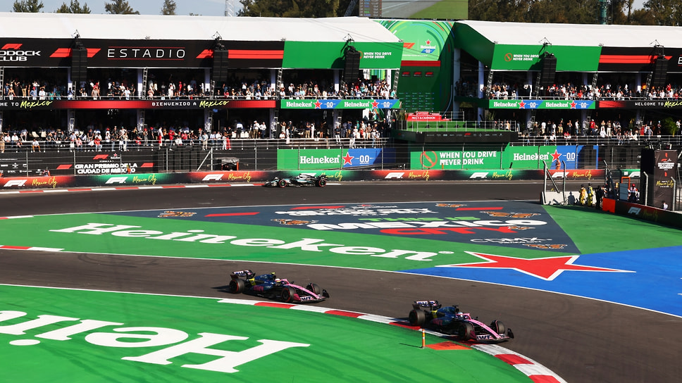 Две машины Alpine в секторе «Стадион» автодрома имени братьев Родригес