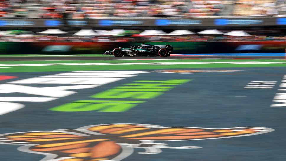 Болид Mercedes на трассе Гран-при Мехико