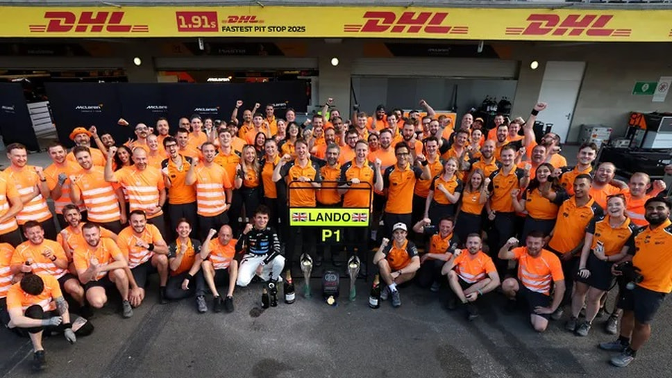 Команда McLaren в полном выездном составе отмечает победу Норриса