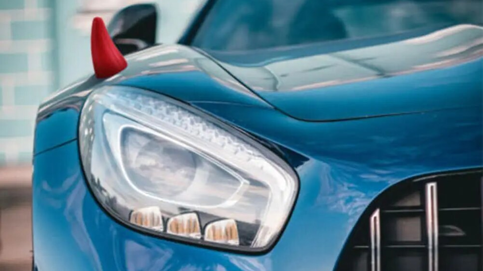 Дьявольские рожки предлагается крепить на крышу автомобиля, в качестве альтернативы — на бампер и капот