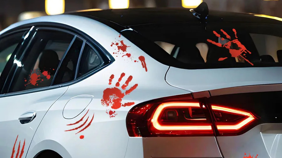 Куда неоднозначнее будут выглядеть кровавые отпечатки рук и брызги крови на стекле. Надеемся, сотрудники ДПС не воспримут это всерьез