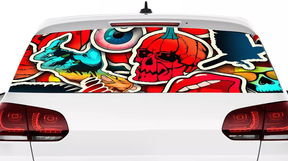 А эта наклейка на заднее стекло таких ярких цветов, что ни капельки не выглядит зловещей