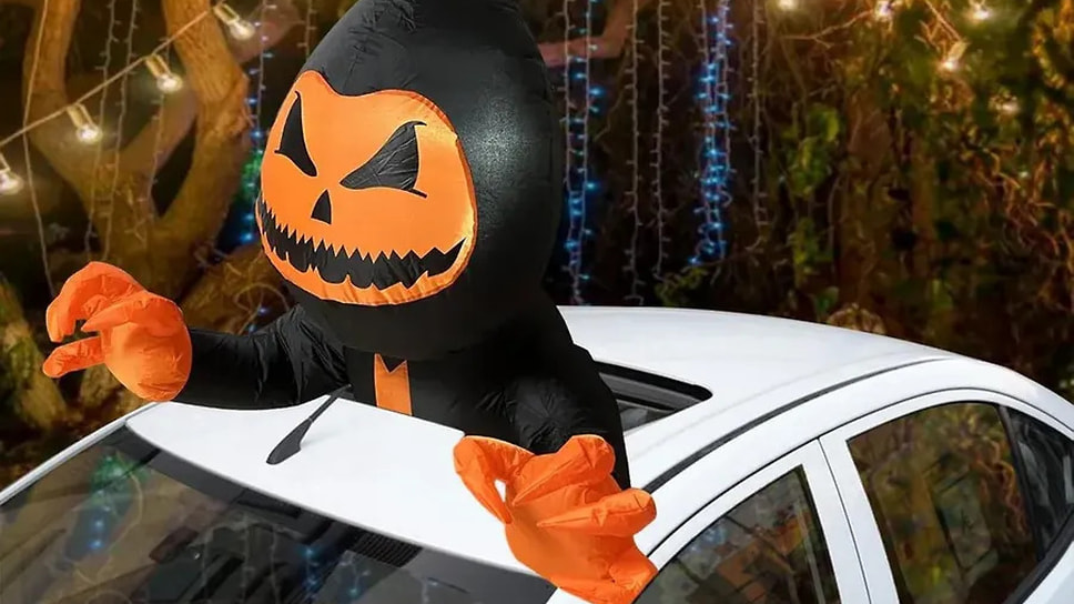 Оказывается, есть для автомобилей специальные карнавальные костюмы. Этой «тыквочкой» можно пугать соседей из багажника или люка машины