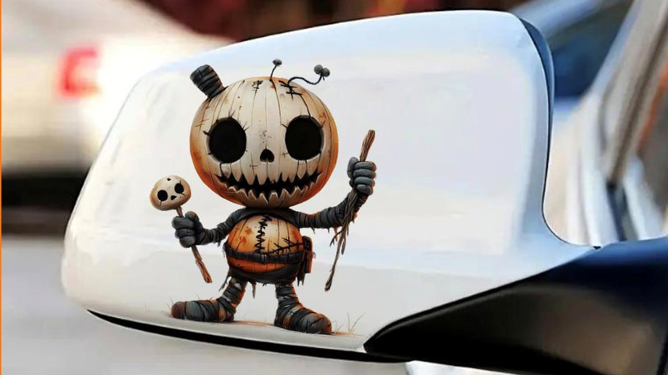 Кстати, еще одно место для декорирования — зеркало заднего вида и его корпус. Мультяшная тыквочка тоже — дикая, но симпатичная