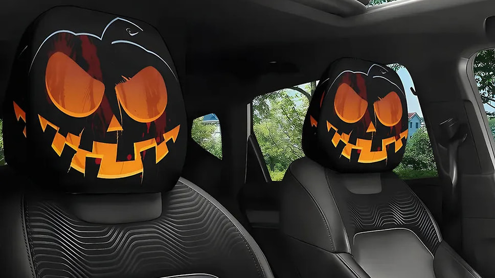 Куда сложнее найти действительно какой-то пугающий декор для салона автомобиля. На Хэллоуин принято пугать других, не себя. Хотя, натянув на подголовник тематический чехол, все еще можно попугать прохожих