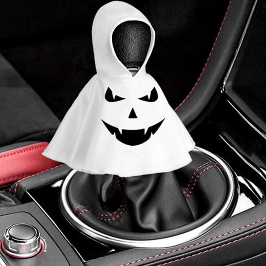 Декор для ручки переключения передач — что-то совсем олдскульное. Теперь далеко не во всех машинах есть вообще такая необходимость — переключать скорости 