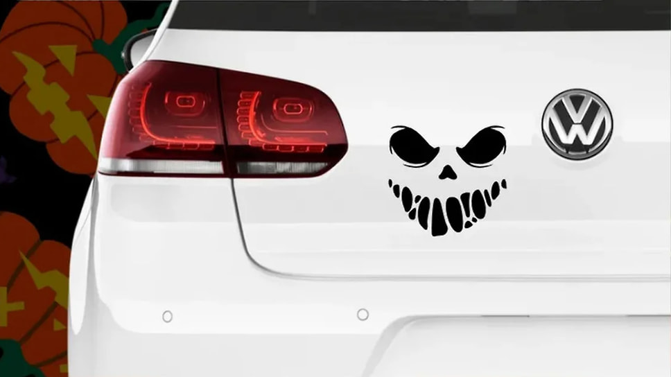 Наклейки на машину — самый простой и распространенный хэллоуинский декор на машину