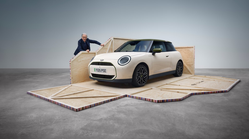 Специальная версия электрокара MINI Cooper Electric, разработанная совместно с легендарным английским дизайнером Полом Смитом — одним из самых успешных модельеров современности