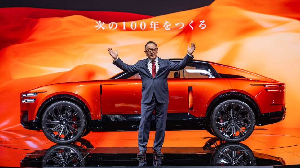 Новый люксовый бренд Century на Japan Mobility Show конечно же представлял Акио Тойода, глава компании Toyota