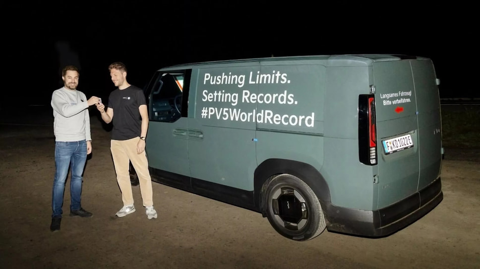 Электрический фургон Kia PV5 Cargo вошел в Книгу рекордов Гиннесса. Он стал лучшим по дальности хода на одной зарядке среди коммерческих транспортных средств без ДВС, проехав 693,38 км.