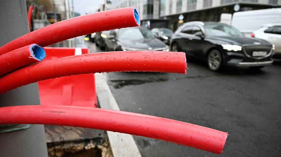 Дорожное движение в Москве на Васильевской улице, где идут ремонтные работы