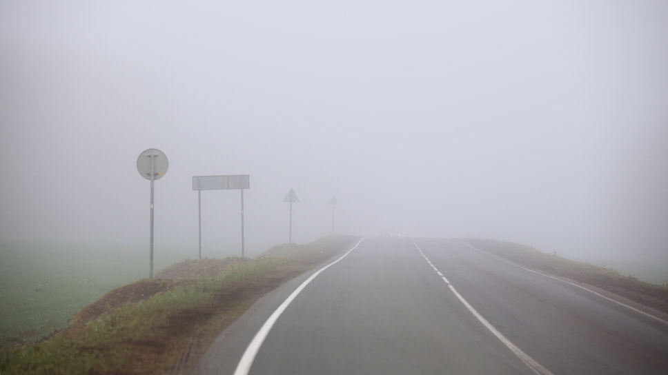 Дорожное движение (вернее, его отсутствие) на автомобильной трассе в Татарстане во время тумана