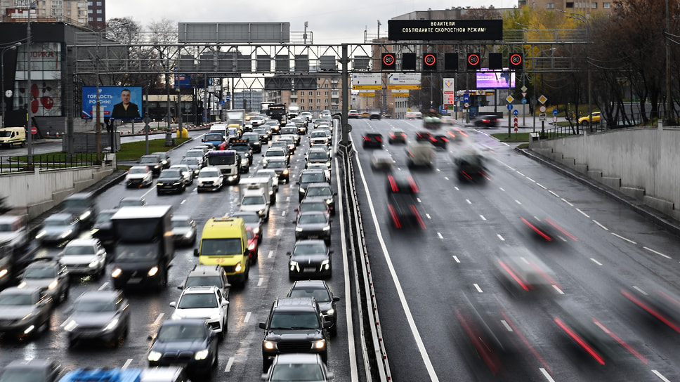 Дорожное движение на скоростной автомобильной трассе Третьего транспортного кольца в Москве 