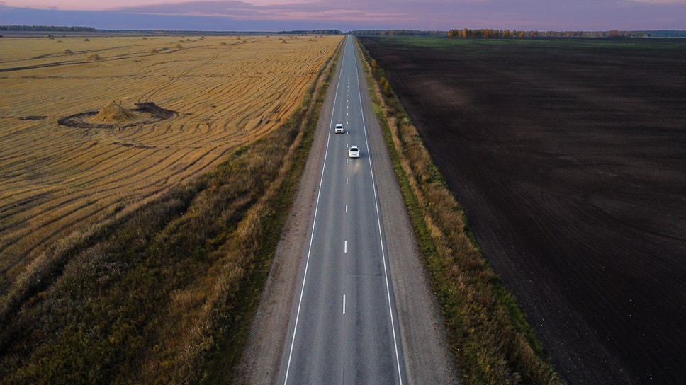 Дорожное движение на автомобильной трассе в Енисейском районе Красноярского края