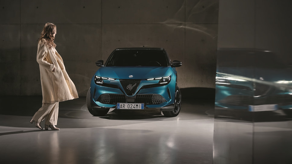 Фирменный для Alfa Romeo V-образный щиток Scudetto у нового кроссовера может быть выполнен в двух вариантах: классический темный Leggenda с цифровыми матовыми деталями и инновационный светлый Progresso.