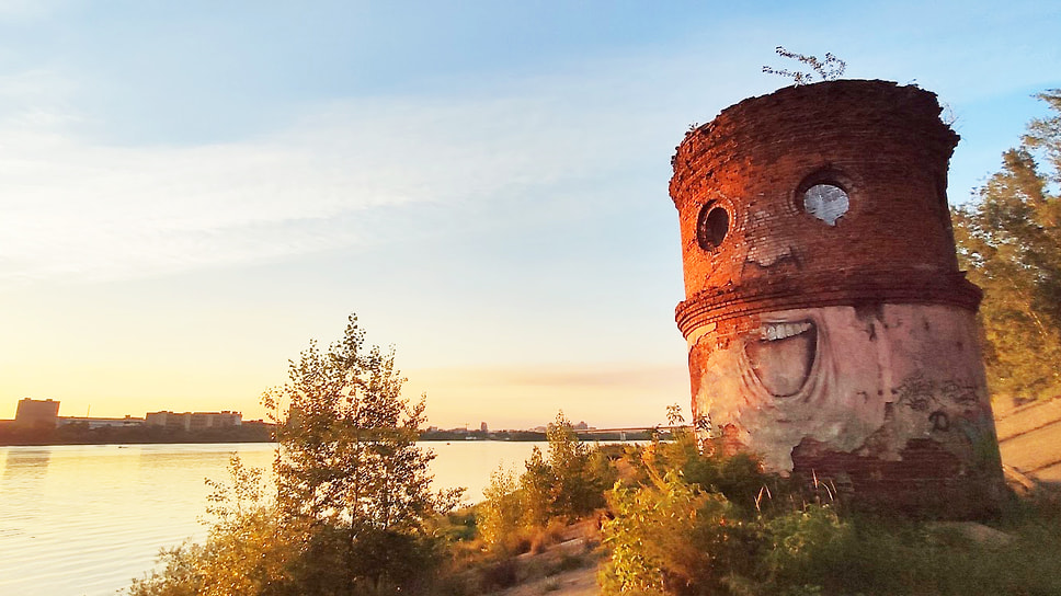 Один из самых давних шедевров местного стрит-арта. Бывшая водонапорная башня у Оки получила лицо 14 лет назад. Работа местного художника Никиты Nomerz, он начал рисовать еще в начале нулевых