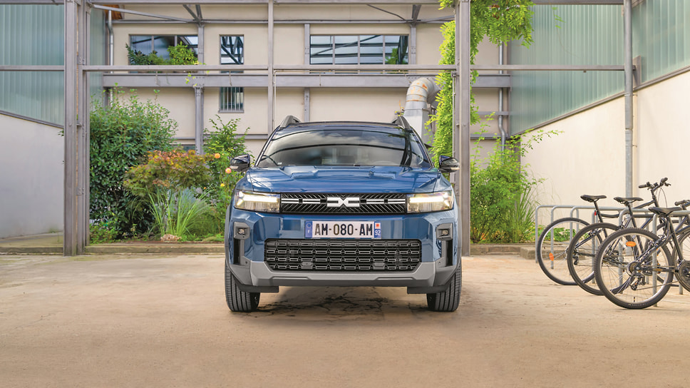 Новый для моделей Dacia цвет кузова Indigo Blue с металлическим оттенком был разработан специально для Bigster. Классический, но элегантный, он призван подчеркнуть претензию кроссовера на место в новом для румынской марки сегменте С