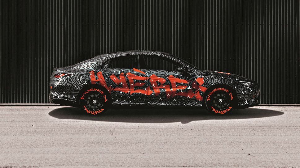Серийный выпуск Mercedes-Benz CLA третьего поколения намечен на 2025 год. На мероприятии во Франции автомобиль предстал в камуфляже Erlkoenig, «Лесной царь» – так с 1950 года принято называть все закамуфлированные прототипы новых машин марки