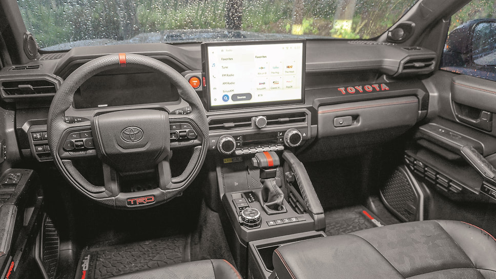 Медиасистема нового 4Runner поддерживает связь со смартфоном через Apple CarPlay и AndroidAuto. Есть панель беспроводной зарядки и три зарядных порта USB-C — один на переднем ряду, два на заднем