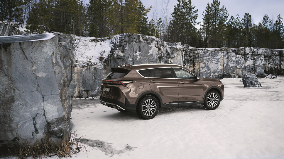 Soueast S07 немного побольше, чем популярный у нас предыдущий Mitsubishi Outlander. Колеса 18-дюймовые или топовые 19-дюймовые. Светодиодное освещение по кругу, привод багажной двери и панорамная крыша — стандартные