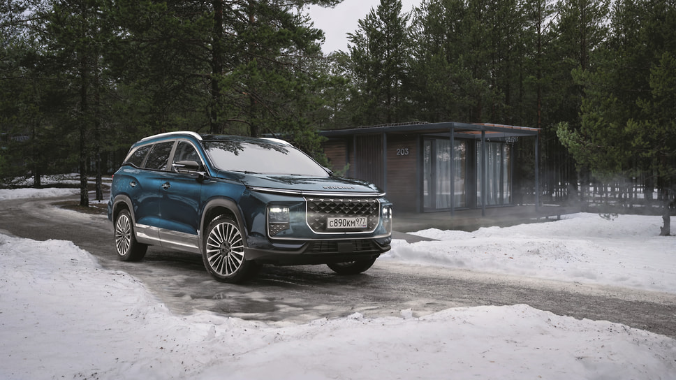 Soueast S09 величиной без малого с Range Rover Sport. Колеса 20-дюймовые. У багажной двери есть функция hands-free. Как и S07, флагман предлагает широкую палитру кузовных цветов и три для интерьера
