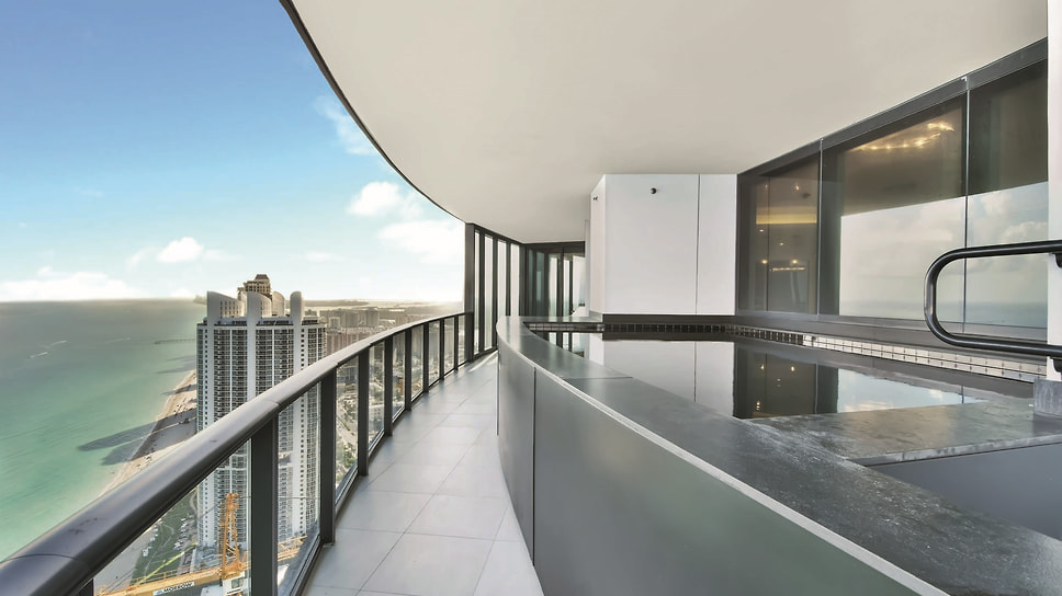 Помимо автомобилей за стеклом в Porsche Design Tower есть и такая фишка, как бассейны с подогревом на балконах с видом на океан