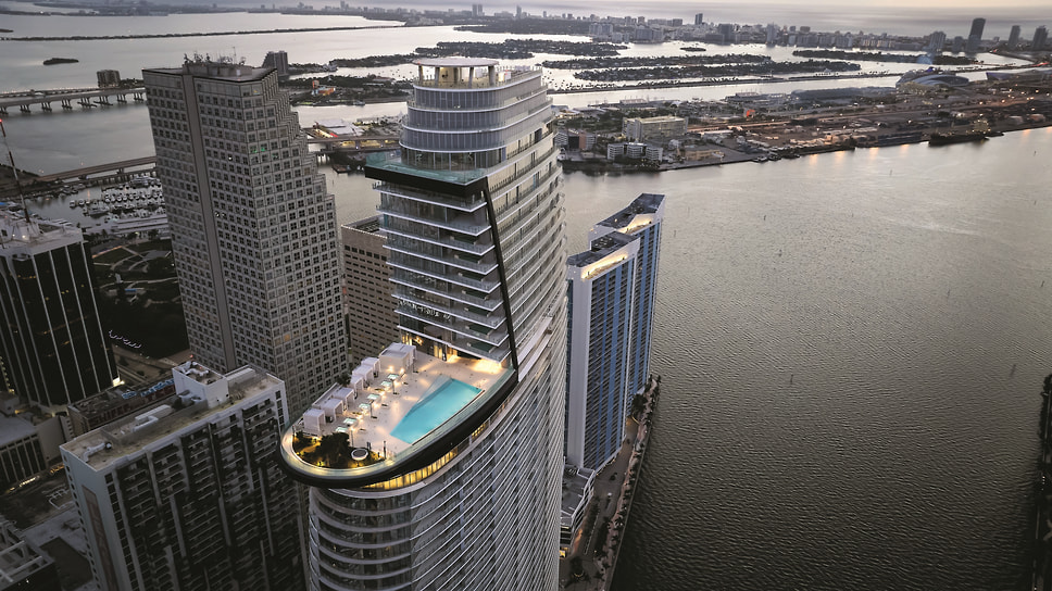 Aston Martin Residences Miami имеет собственную художественную галерею, открытый панорамный бассейн на 55-м этаже, бар и лаунж-зону на крыше, пристань с яхт-клубом и так далее