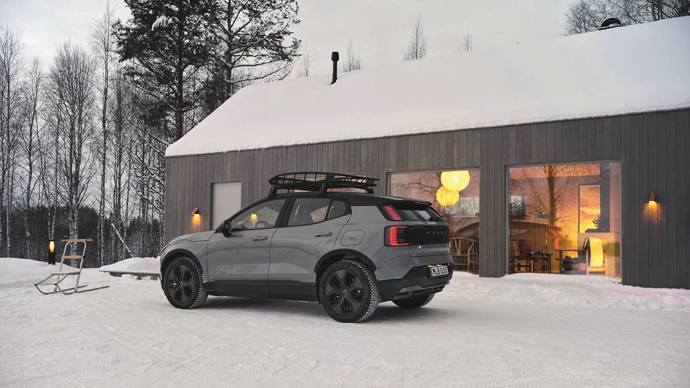 На кузове Volvo EX30 Cross Country можно обнаружить рельефный оттиск с изображением горы Кебнекайсе с ее координатами — высочайшей вершины Швеции. Место известно детям всего мира благодаря сказке Сельмы Лагерлёф «Чудесное путешествие Нильса с дикими гусями»
