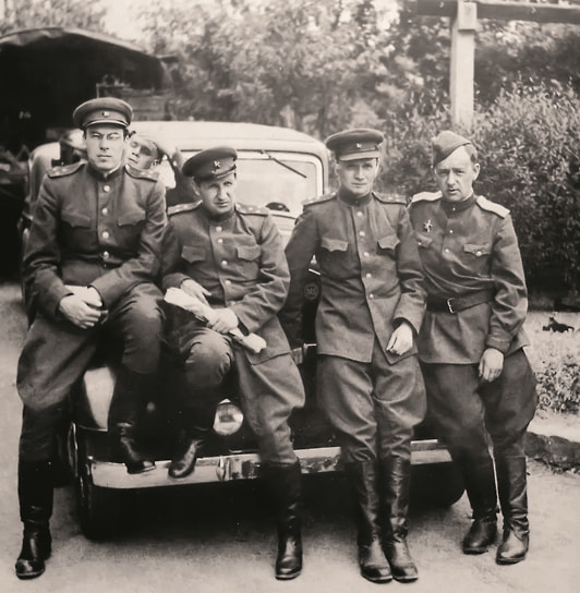 Германия, 1945 год. Слева направо: Михаил Куприянов, Порфирий Крылов, Николай Соколов и его брат Александр. Во время войны все трое получили полковничьи погоны, что говорило о важности их работы для фронта. Автомобиль — трофейный Mercedes-Benz 290