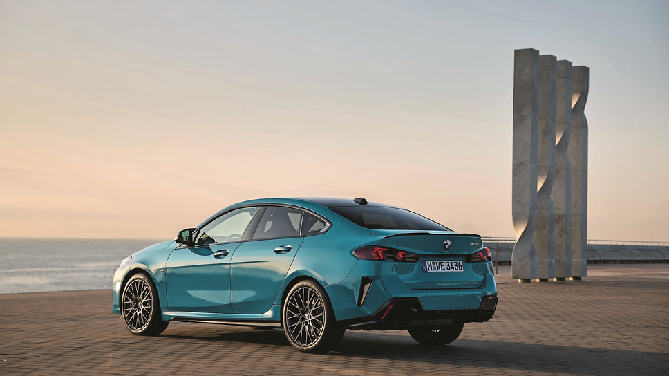 Новому Gran Coupe M235 xDrive уже в базе положен пакет M Sport: 18-дюймовые колеса, передний бампер с увеличенными воздухозаборниками, пороги в M-стиле, глянцевые молдинги Shadow Line на окнах и задний бампер с черной вставкой-диффузором
