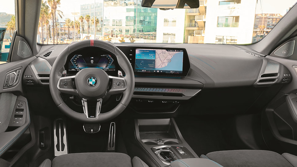 Прежний Gran Coupe 2-й серии одним из немногих BMW сохранял «шайбу» iDrive и множество физических кнопок. В минималистическом кокпите нового, как и у нынешних 1-й серии, X1, X2 и 2-й серии Active Tourer, поворотный селектор iDrive отсутствует