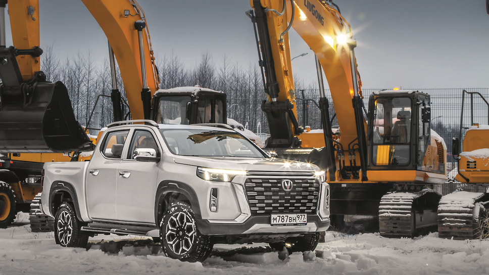 Экскаваторы взирают на Changan с иронией.  «Проходимый?» Землеройным проще простого одолеть иной глубоченный овраг, а способности пикапа сильно ограничены подножками