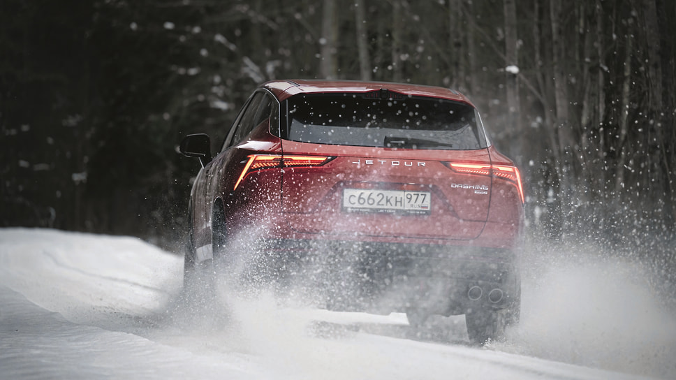 Отправить Dashing 4WD в какие-нибудь горы — что завсегдатая ночных клубов в экстремальный поход. Весь поломается
о камни. Но про нетрудный офф-роуд, как говорила Людмиле Прокофьевне
секретарша Верочка: «Туда тоже можно» 