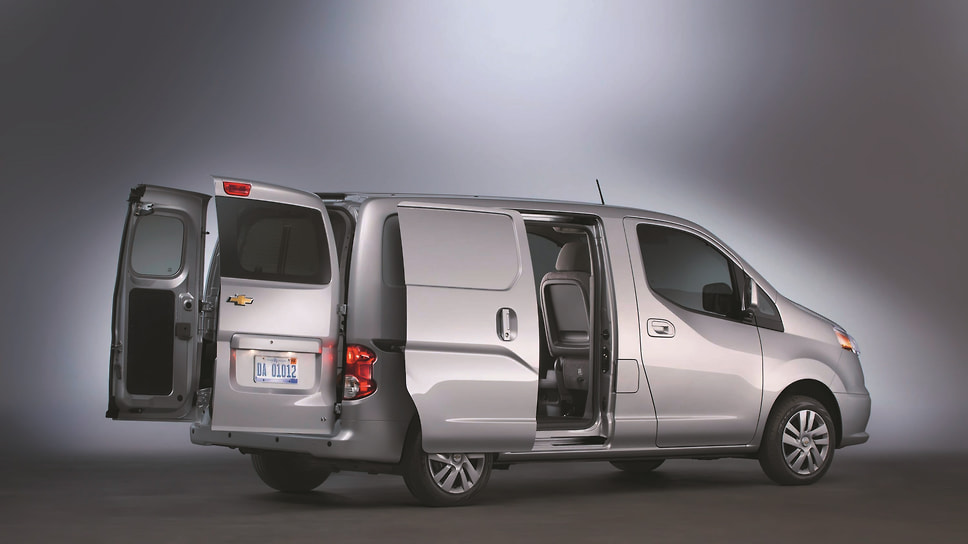 Между Chevrolet City Express и Chevrolet Geo Tracker, казалось бы, нет ничего общего. Один автомобиль вписывается в категорию легких коммерческих грузовиков, а другой создан для приключений. Но «Куриный налог» поставил знак равенства.