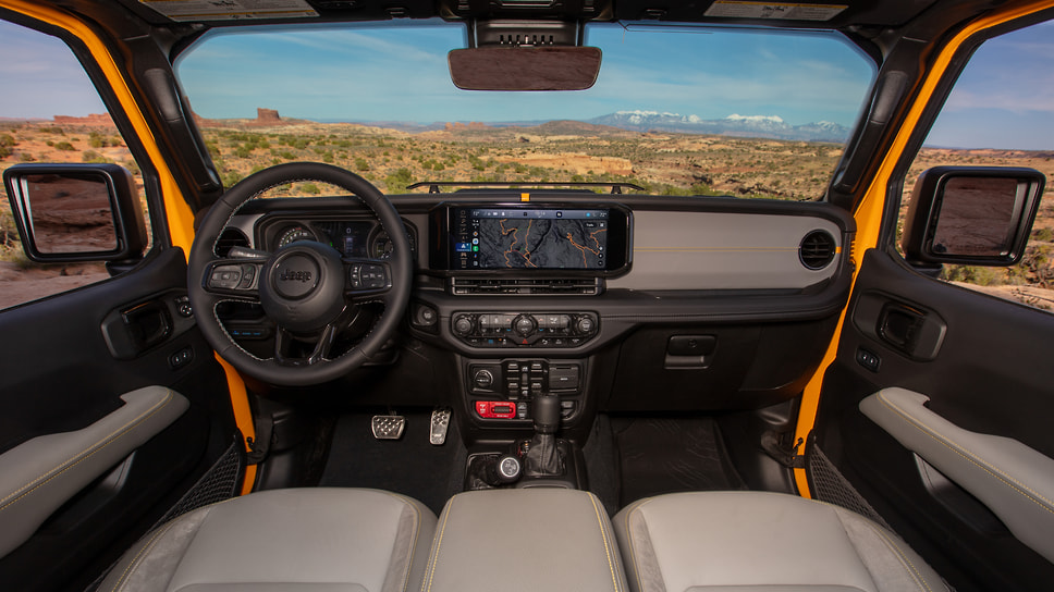 В салоне Jeep Wrangler 4xe Rubicon Sunchaser