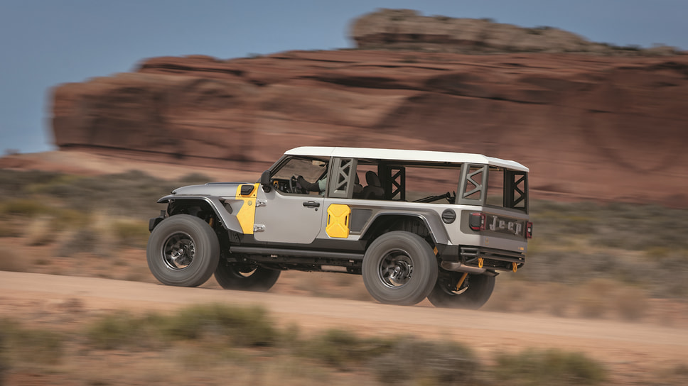 Jeep Bug Out 4xe —
это гибридный Jeep Wrangler
4xe с колесной базой, увеличенной на 30 мм, карбоновым
кузовом, приподнятой крышей и увеличенным дорожным просветом