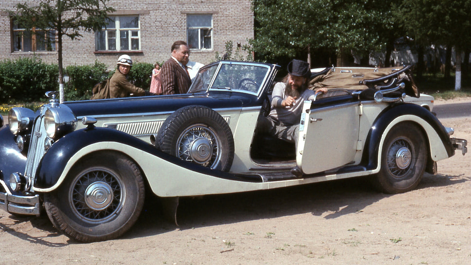 Кабриолет Horch 853 — первый экспонат в многочисленной коллекции Александра Ломакова, про который он всем рассказывал, что это «автомобиль Геринга», но никаких документальных подтверждений такой версии нет. Автомобиль выпущен в 1935 году — это экземпляр номер 853 123, относящийся к раннему выпуску с крышкой багажника на нижних петлях и барометром в салоне