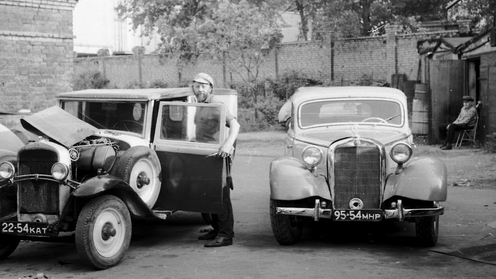 Фургон Opel 1,2 Liter Lieferwagen у гаража в Хлебозаводском проезде. Рядом — Mercedes-Benz 230 W153, восстановленный Александром Ивановичем Хлупновым. Он же и автор этого снимка. Сейчас шасси фургона экспонируется в Ломаковском автомотомузее. В пояснении к нему указывается, что «Опель» 1928 года выпуска, но это не так — модель 1,2 Liter начали выпускать только в 1931 году