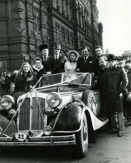 Ломаковский Horch 853 часто снимался в кино. В фильмографии автомобиля картины «Вариант “Омега”», «Здравствуйте, я ваша тетя!», «Ближний круг», «Частный детектив, или Операция “Кооперация”», «Бархатный сезон» и другие. Был «Хорьх» и свадебным автомобилем. На фотографии — свадьба Владимира Стацевича, брата адвоката Михаила Стацевича. Снимок сделан у Исторического музея в Москве